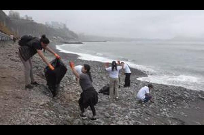 Peruacute- voluntarios y autoridades limpiaron playas de Lima