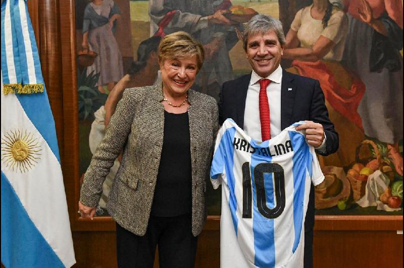 El FMI inicia la tercera revisioacuten del programa con Argentina que podriacutea destrabar US900 millones