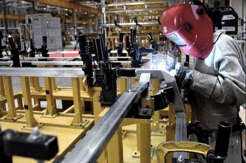 La actividad metaluacutergica cayoacute 61-en-porciento- en agosto y tocoacute un nuevo piso