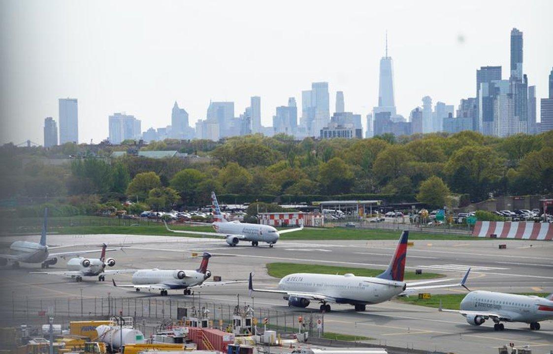 Maacutes de 600 vuelos registran retrasos y desviacuteos por corte accidental de un cable que afectoacute 6 aeropuertos incluyendo Nueva York