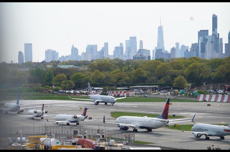Maacutes de 600 vuelos registran retrasos y desviacuteos por corte accidental de un cable que afectoacute 6 aeropuertos incluyendo Nueva York