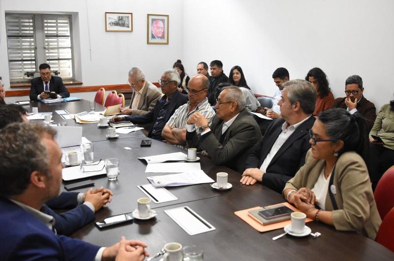 Analizan iniciativa para declarar bien histoacuterico a la Bandera de Estopintildeaacuten