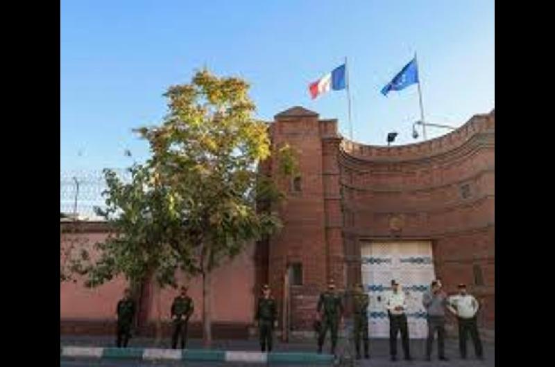 Iraacuten confirmoacute el cierre de un centro de ensentildeanza de franceacutes en Teheraacuten 