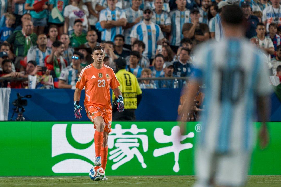 La curiosa confesioacuten del Dibu Martiacutenez sobre Messi y la Seleccioacuten argentina- Penseacute que ya se habiacutea retirado