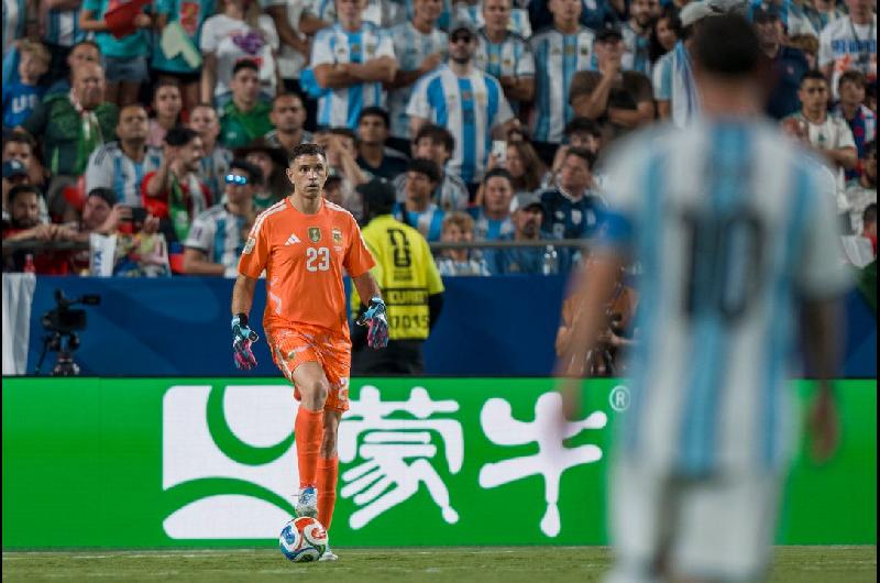 La curiosa confesioacuten del Dibu Martiacutenez sobre Messi y la Seleccioacuten argentina- Penseacute que ya se habiacutea retirado