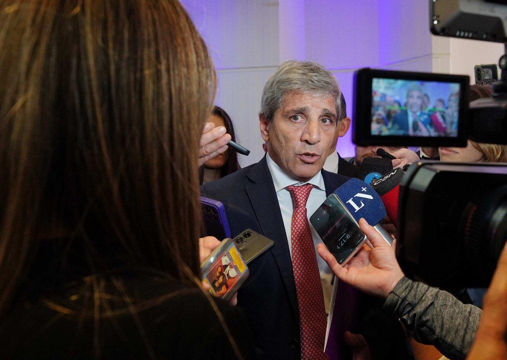 Tras un diaacutelogo de Luis Caputo con inversores el riesgo paiacutes sube a 543 puntos