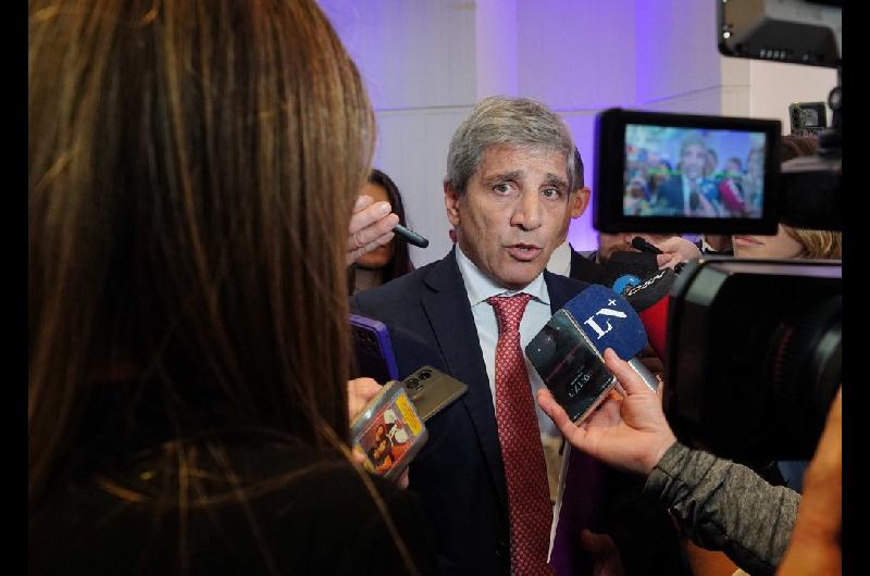 Tras un diaacutelogo de Luis Caputo con inversores el riesgo paiacutes sube a 543 puntos