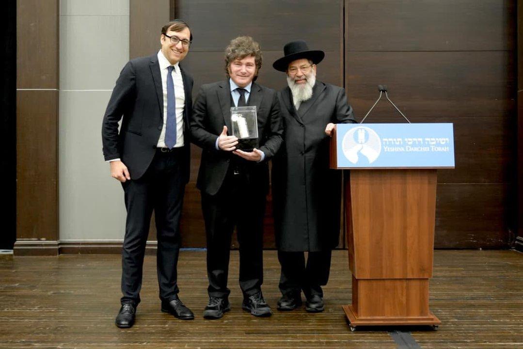 Milei recibioacute un premio por la defensa del pueblo judiacuteo