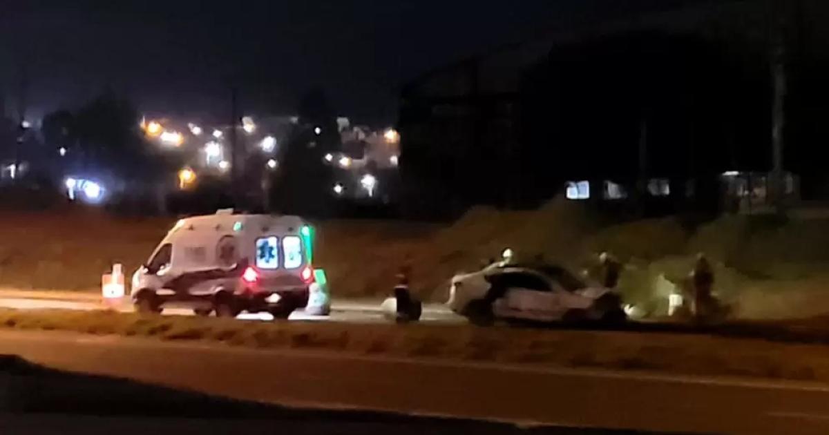 Un automoacutevil volcoacute en la Ruta 66 tras impactar contra tachos de sentildealizacioacuten