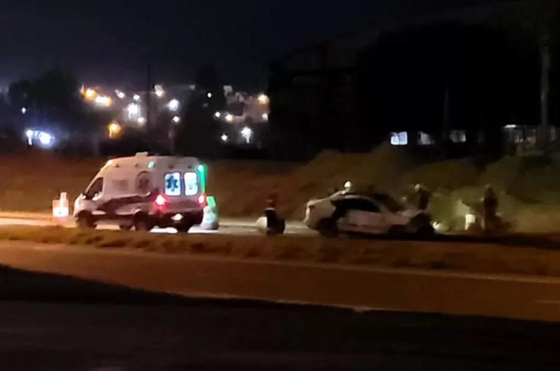 Un automoacutevil volcoacute en la Ruta 66 tras impactar contra tachos de sentildealizacioacuten