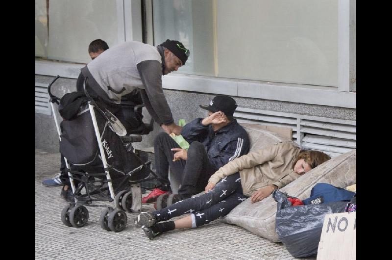 El Gobierno se prepara para el dato de pobreza- se ubicariacutea en torno al 30-en-porciento- y alcanzariacutea a 15 millones de personas