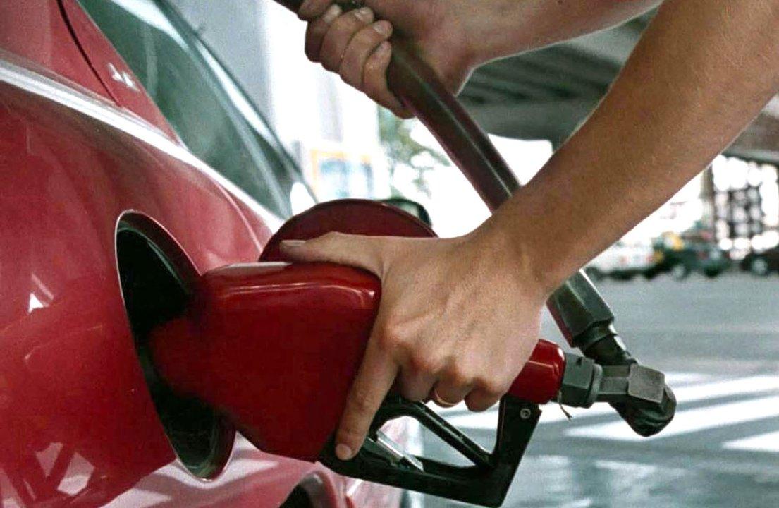 La venta de combustibles volvioacute a caer en agosto