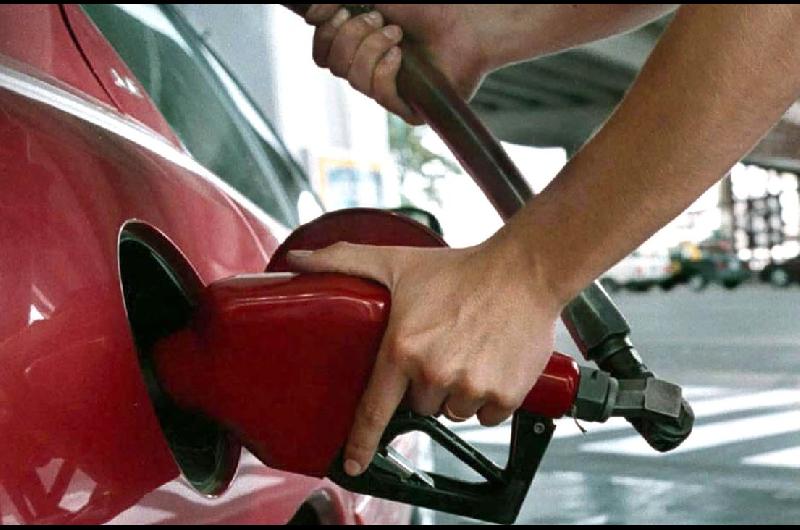 La venta de combustibles volvioacute a caer en agosto