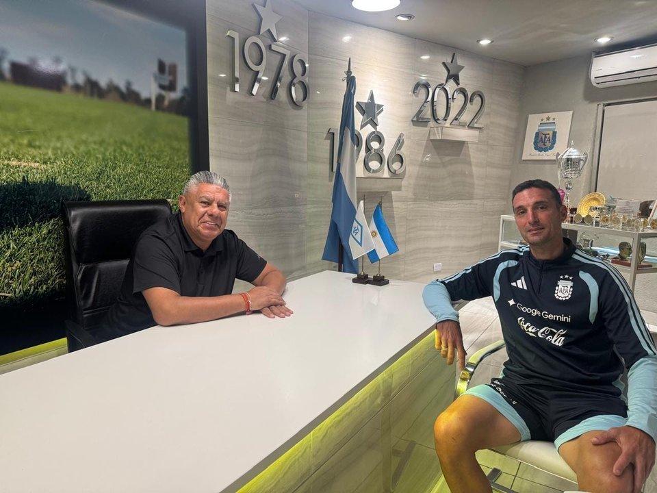 Scaloni comenzoacute a negociar con Tapia para renovar su viacutenculo en la seleccioacuten argentina