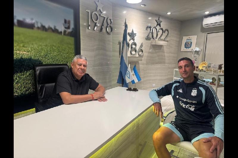Scaloni comenzoacute a negociar con Tapia para renovar su viacutenculo en la seleccioacuten argentina