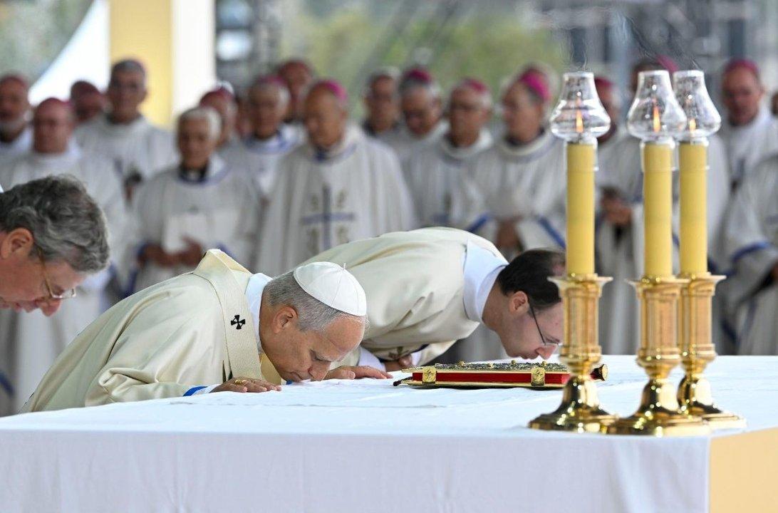 El papa celebroacute una misa multitudinaria en Pariacutes