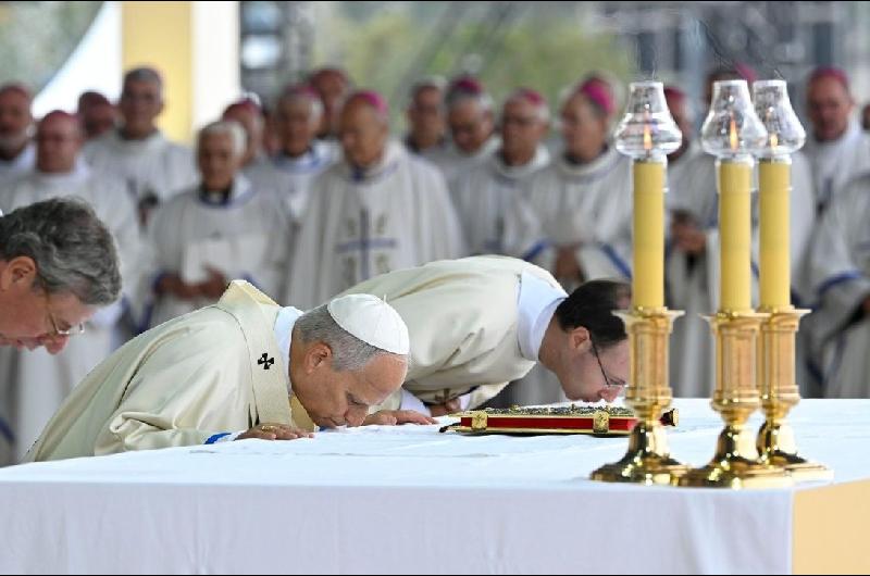 El papa celebroacute una misa multitudinaria en Pariacutes