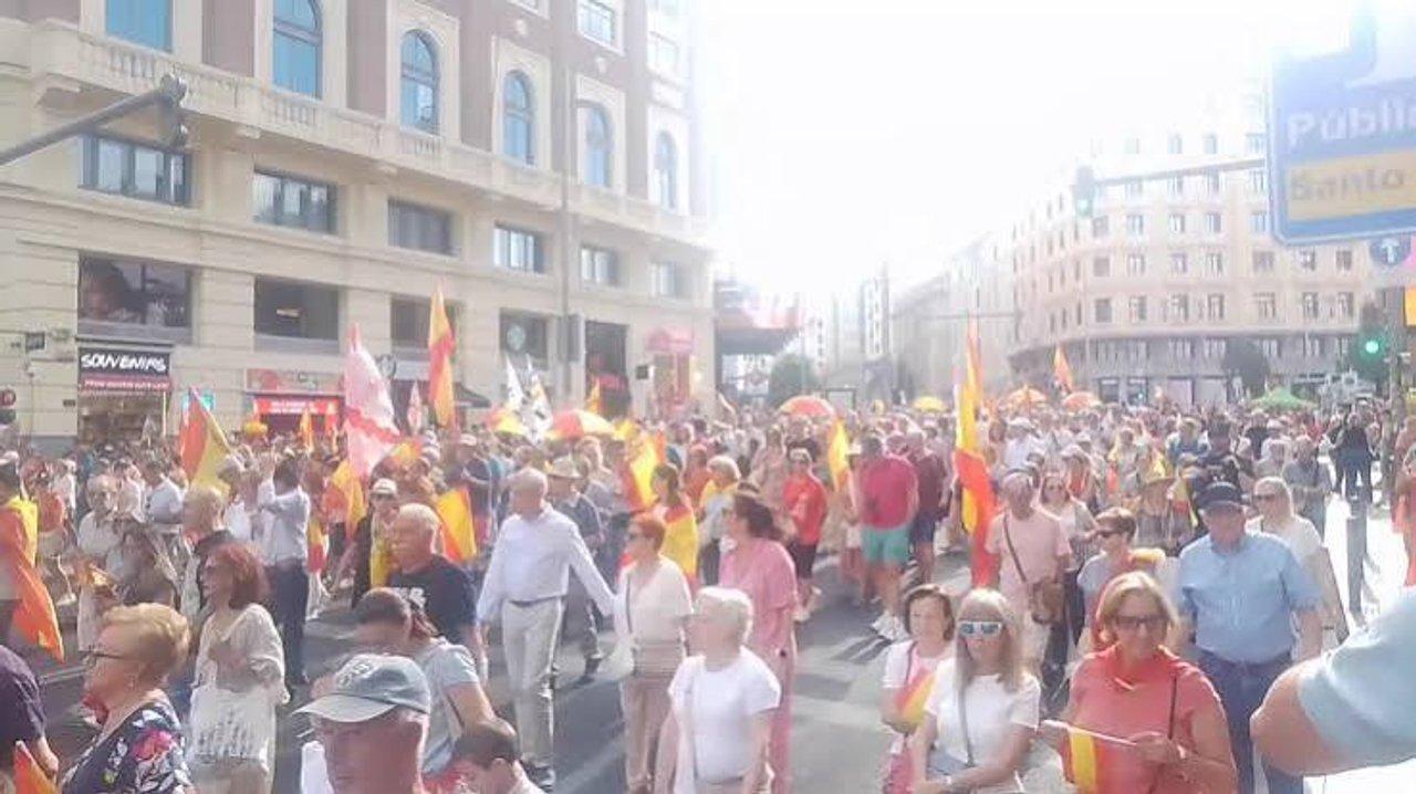 Unos 20000 espantildeoles enojados con Pedro Saacutenchez se manifestaron en Madrid
