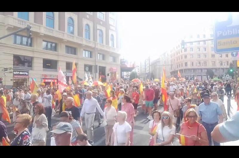Unos 20000 espantildeoles enojados con Pedro Saacutenchez se manifestaron en Madrid