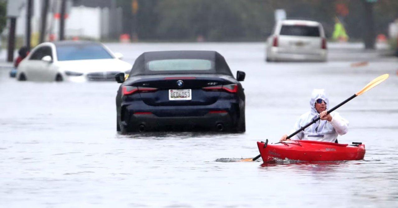 Un muerto inundaciones y maacutes de 130000 usuarios sin luz por un fuerte temporal en Estados Unidos