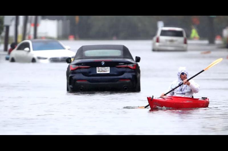 Un muerto inundaciones y maacutes de 130000 usuarios sin luz por un fuerte temporal en Estados Unidos