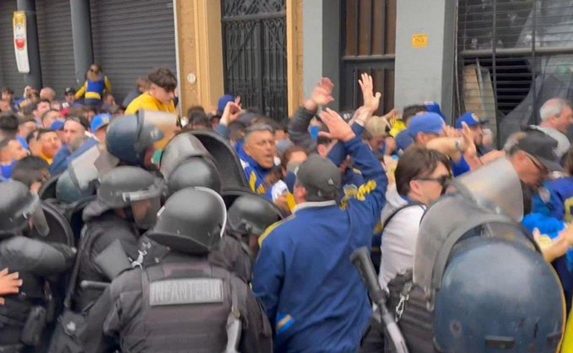Incidentes antes de Boca-Racing- balas de goma y gases lacrimoacutegenos contra hinchas del ldquoXeneizerdquo
