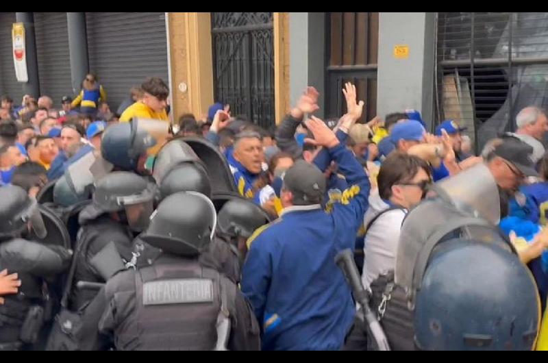 Incidentes antes de Boca-Racing- balas de goma y gases lacrimoacutegenos contra hinchas del ldquoXeneizerdquo