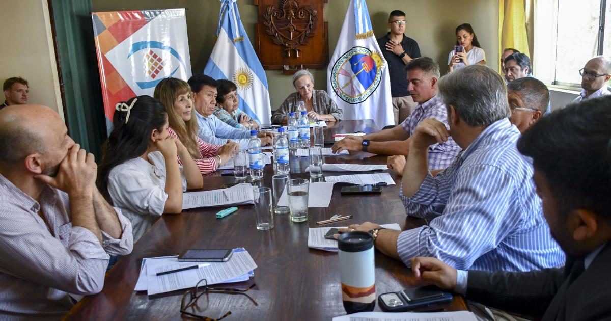 Concejales analizan proyectos para eliminar el cableado aeacutereo en la ciudad