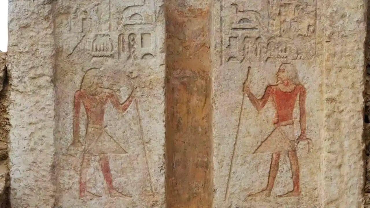 Detraacutes de una puerta falsa hallan en Egipto la tumba del guardiaacuten de los secretos del faraoacuten