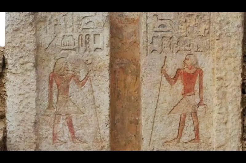 Detraacutes de una puerta falsa hallan en Egipto la tumba del guardiaacuten de los secretos del faraoacuten