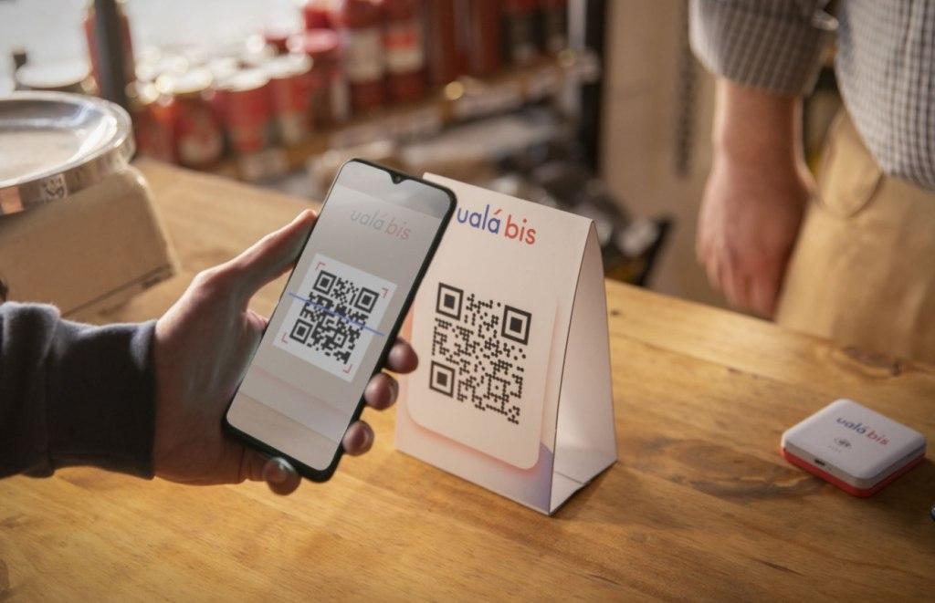 Los pagos con QR y transferencias crecen maacutes del 60-en-porciento- en un antildeo y desplazan al efectivo y las tarjetas