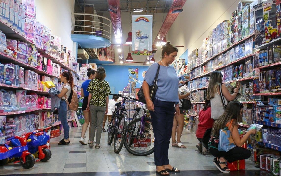 El consumo de los hogares volvioacute a caer en agosto y registroacute una baja interanual del 11-en-porciento-