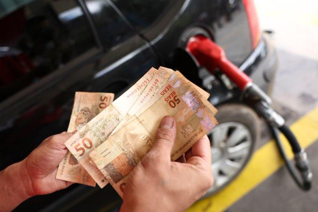 Brasil- Gobierno busca contener alzas abusivas en precios de combustibles