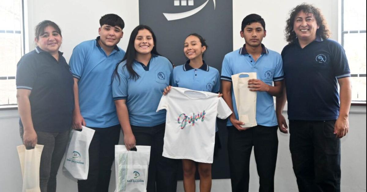 Estudiantes jujentildeos viajan a Arequito para instancia final del concurso Suentildeos de radio