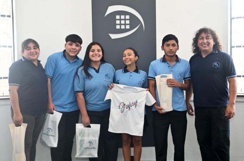 Estudiantes jujentildeos viajan a Arequito para instancia final del concurso Suentildeos de radio