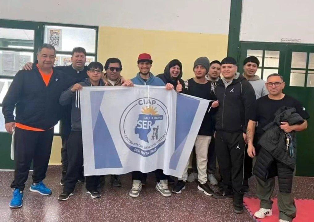 Bandera de SER dentro de una escuela en Caleta Olivia- poleacutemica por uso partidario en entrega de zapatillas