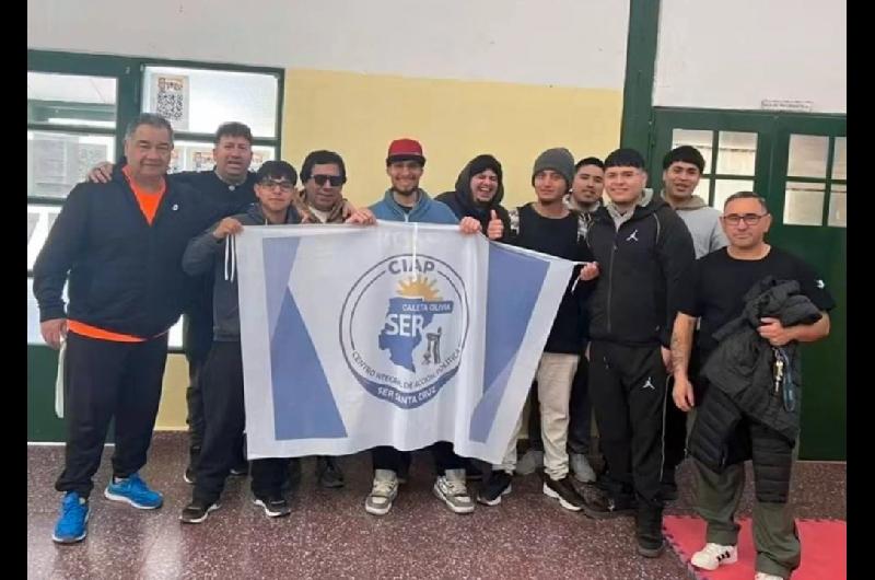 Bandera de SER dentro de una escuela en Caleta Olivia- poleacutemica por uso partidario en entrega de zapatillas