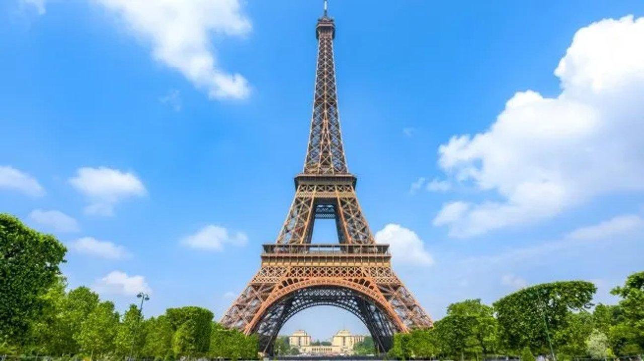 Director de la empresa que gestiona la Torre Eiffel dimitiraacute tras excluir a empleadas durante visita de grupo hinduacute
