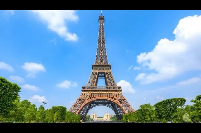 Director de la empresa que gestiona la Torre Eiffel dimitiraacute tras excluir a empleadas durante visita de grupo hinduacute