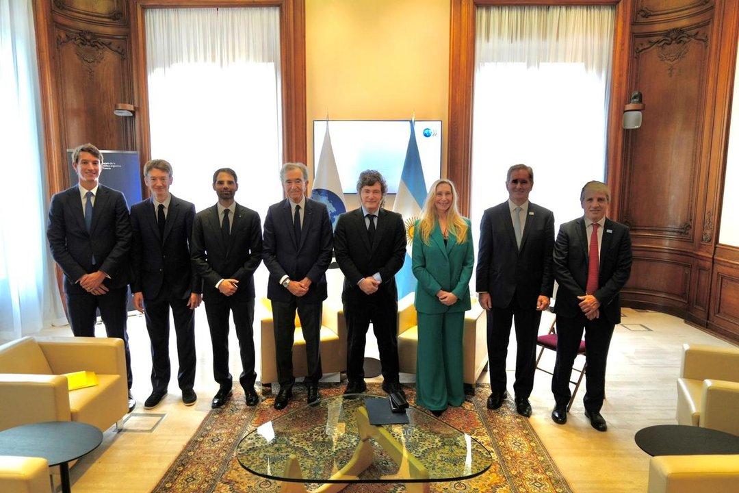 Milei se reunioacute con el CEO de LVMH antes de hablar en Argentina Week Pariacutes