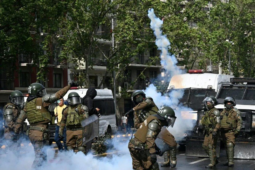 Chile- al menos 17 detenidos tras choques entre estudiantes y la policiacutea en protesta contra posibles recortes en educacioacuten
