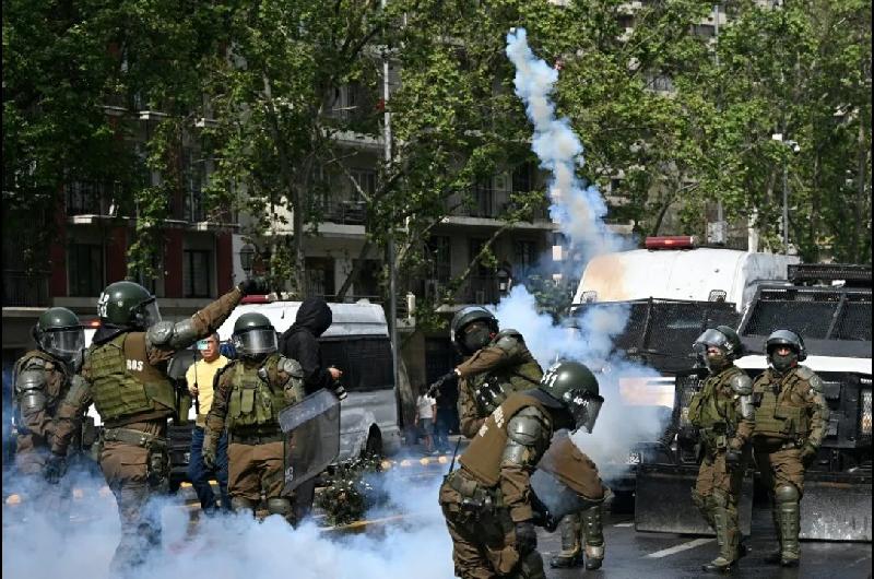 Chile- al menos 17 detenidos tras choques entre estudiantes y la policiacutea en protesta contra posibles recortes en educacioacuten