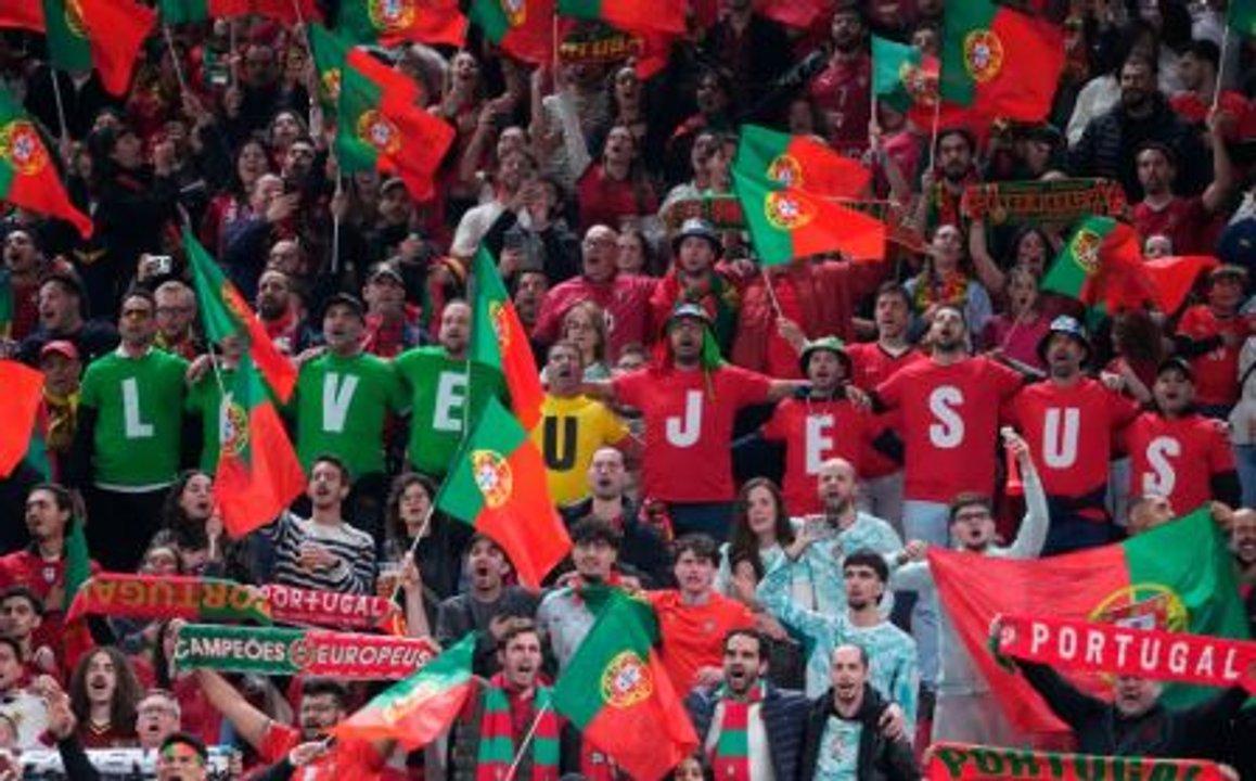 Un grupo de hinchas portugueses respaldoacute al DT en medio de su pelea con Cristiano Ronaldo