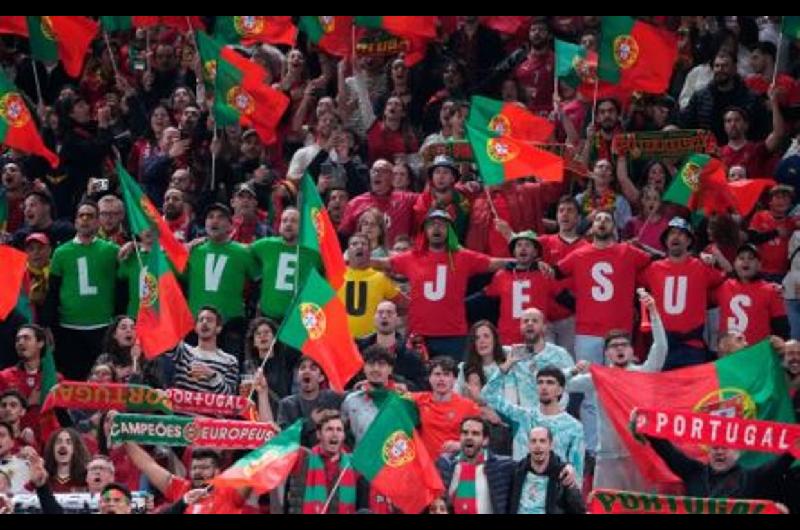 Un grupo de hinchas portugueses respaldoacute al DT en medio de su pelea con Cristiano Ronaldo
