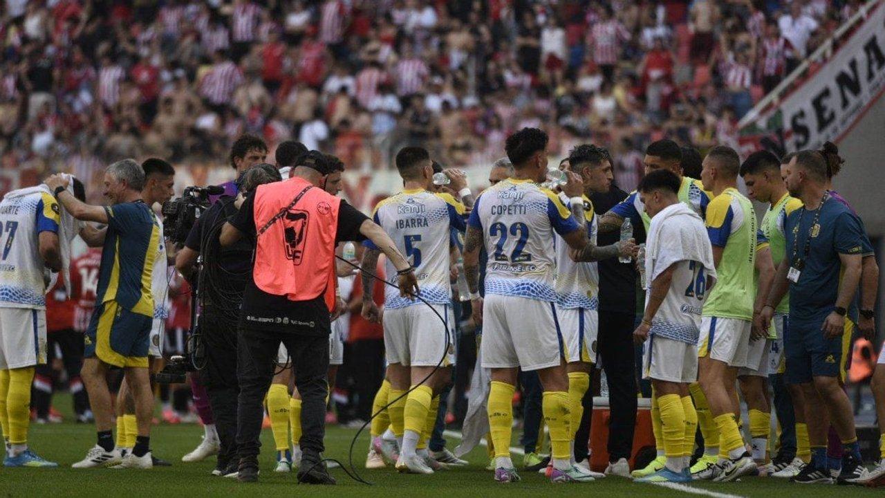 La AFA suspendioacute a jugadores de Estudiantes y Rosario Central por el escaacutendalo en la Supercopa