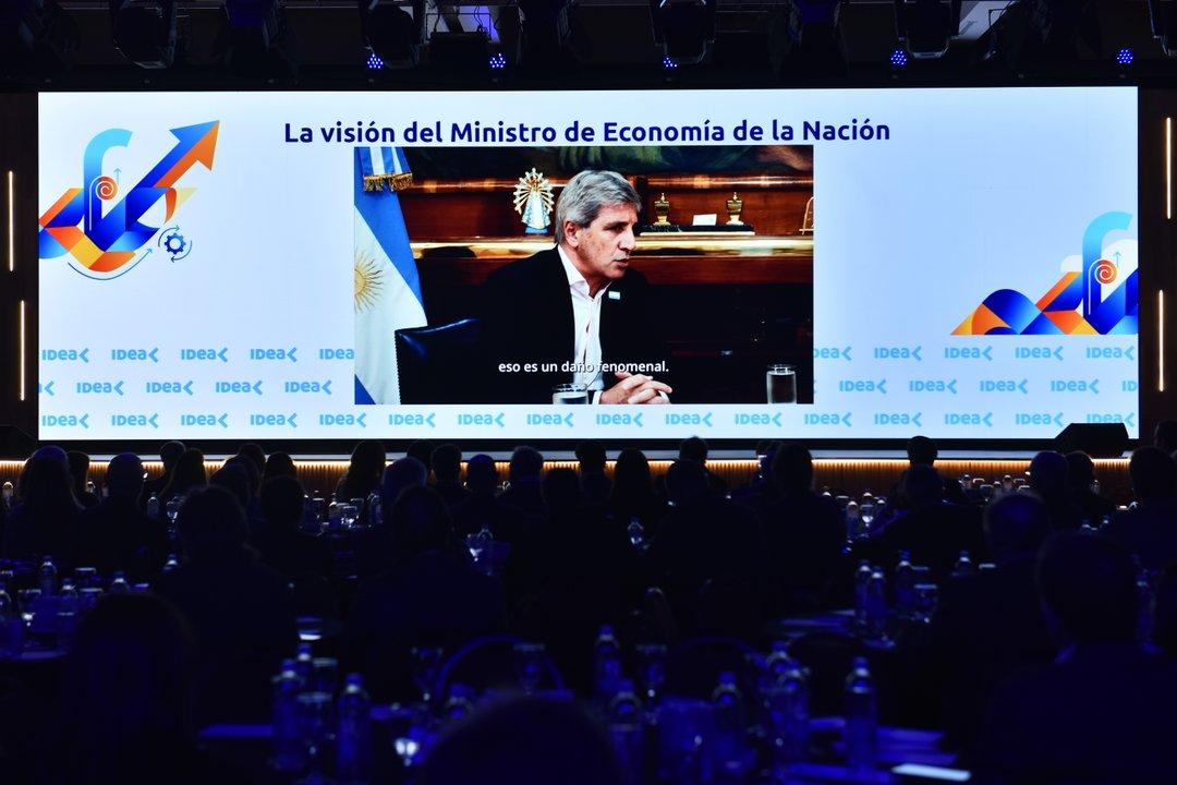 Caputo pidioacute confianza a los empresarios y atribuyoacute la suba del riesgo paiacutes al ldquotemor a volver al infiernordquo