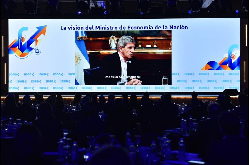 Caputo pidioacute confianza a los empresarios y atribuyoacute la suba del riesgo paiacutes al ldquotemor a volver al infiernordquo