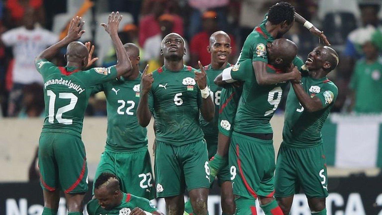 Sin escudo- la curiosa camiseta de Burkina Faso rival de Argentina en 2012