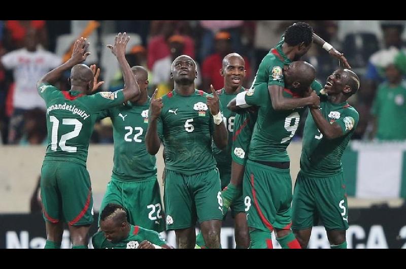 Sin escudo- la curiosa camiseta de Burkina Faso rival de Argentina en 2012