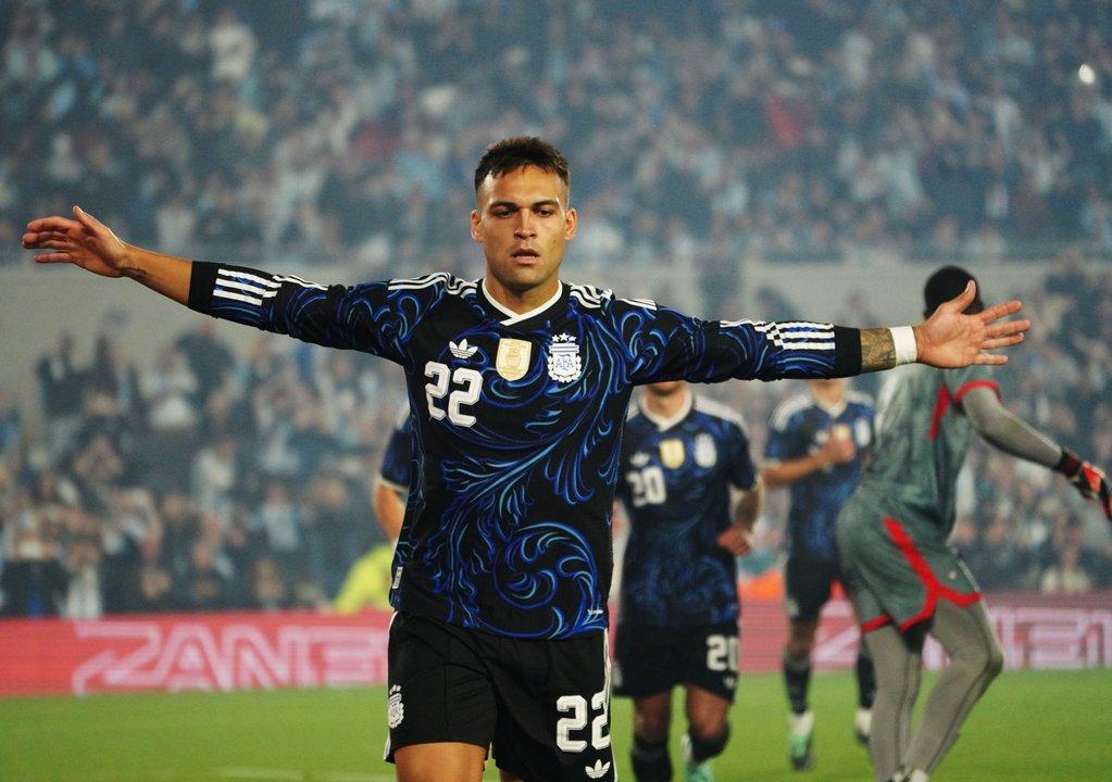La raacutefaga de goles para que la Seleccioacuten argentina golee a Burkina Faso 
